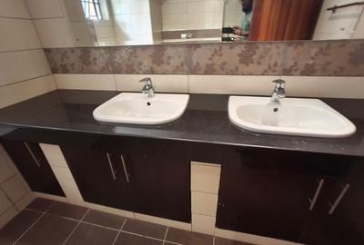 5 Bed Townhouse with En Suite in Lavington - 4