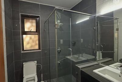1 Bed Apartment with Swimming Pool in Dennis Pritt - 4