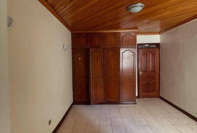 5 Bed Townhouse with En Suite in Lavington - 4
