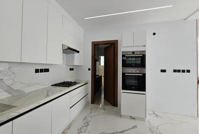 6 Bed Villa with En Suite in Lavington - 4