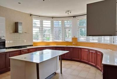 5 Bed Townhouse with En Suite in Rosslyn - 4