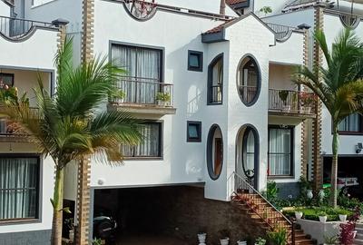 5 Bed Townhouse with En Suite in Brookside