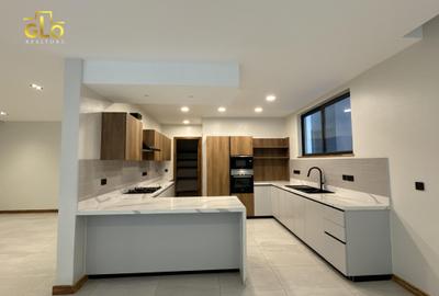 4 Bed Apartment with En Suite in Spring Valley