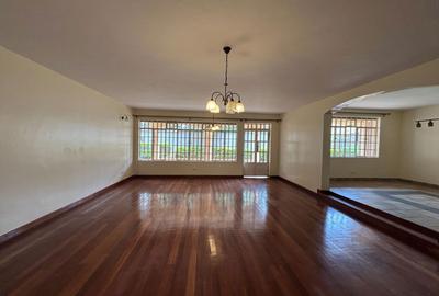 4 Bed House with En Suite in Rosslyn - 2