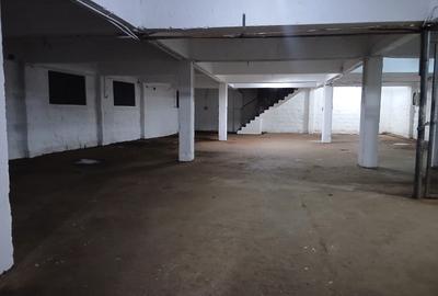 4,998 ft² Warehouse with Parking in Industrial Area