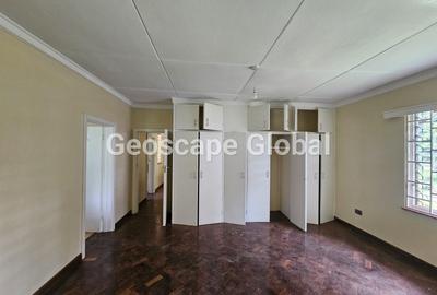 4 Bed House with En Suite in Rosslyn - 2
