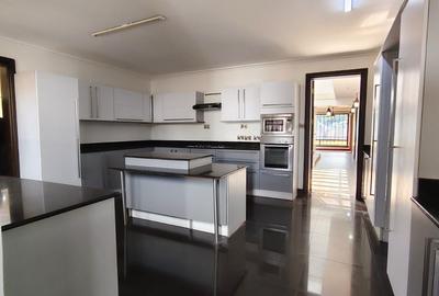 5 Bed House with En Suite in Runda - 2