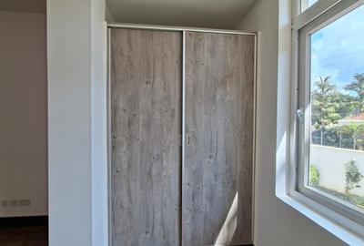 5 Bed House with En Suite in Runda - 4