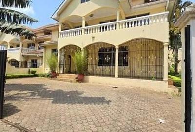 5 Bed House with En Suite at Lavington