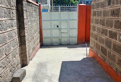 3 Bed House with Swimming Pool in Komarock