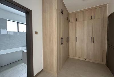 4 Bed Apartment with En Suite at Valley Arcade - 2