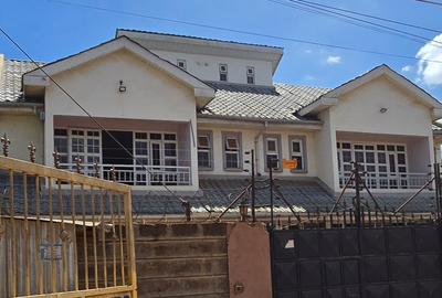 4 Bed House with Walk In Closet at Varsityville