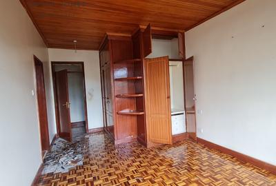 5 Bed Townhouse with En Suite at Lavington - 4