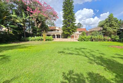 6 Bed House with En Suite in Lavington - 4