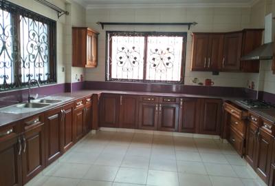 5 Bed Townhouse with En Suite in Lavington