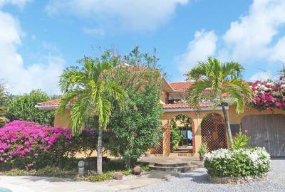 5 Bed Villa with En Suite at Paparemo