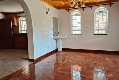 5 Bed House with En Suite in Nyari - 4