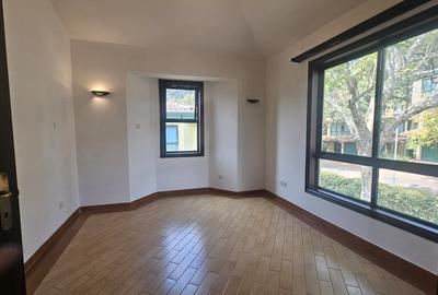 4 Bed Villa with En Suite at Kyuna Close - 2