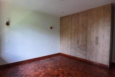 5 Bed Townhouse with En Suite in Lavington - 4