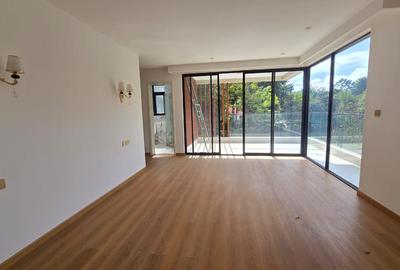 5 Bed House with En Suite in Lavington - 3