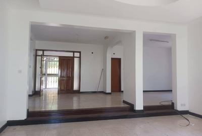5 Bed Townhouse with En Suite at Othaya
