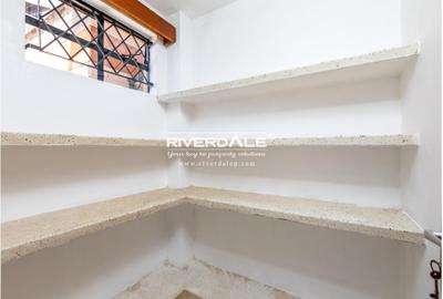 5 Bed Townhouse with En Suite in Lavington - 3