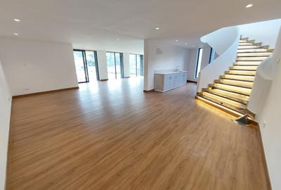 6 Bed House with En Suite in Nyari - 3