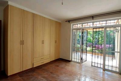 5 Bed Townhouse with En Suite in Brookside - 4