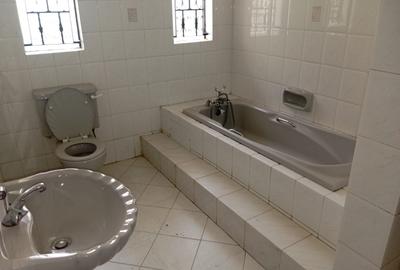 5 Bed Townhouse with En Suite in Riverside - 4