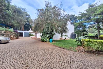 4 Bed House with En Suite at Hill View Close - 2