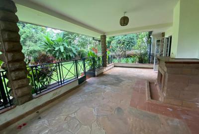 5 Bed Villa with Swimming Pool in Rosslyn