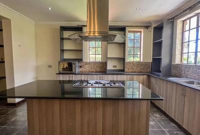 4 Bed Villa with En Suite at Rosslyn - 3