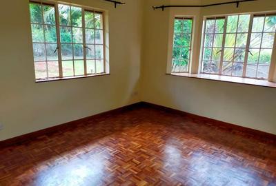 5 Bed Villa with En Suite in Rosslyn