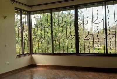 4 Bed Townhouse with En Suite in Garden Estate - 2