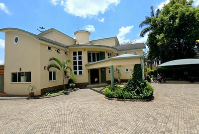 6 Bed Villa with En Suite in Runda