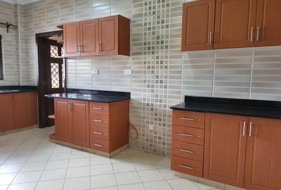 4 Bed Apartment with En Suite in Brookside - 4