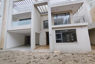 6 Bed Villa with En Suite in Lavington - 2