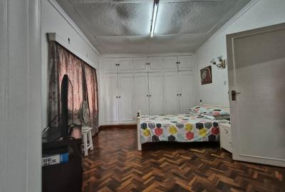 5 Bed House with Garden in Parklands