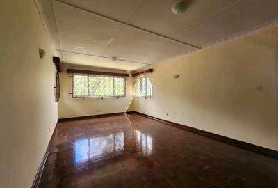 5 Bed House with En Suite at Lavington Green - 3