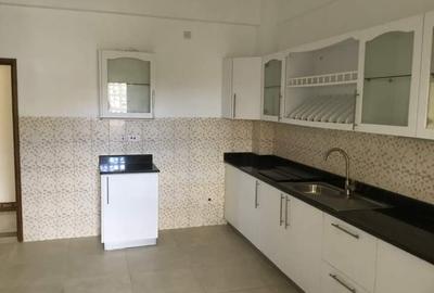 3 Bed Apartment with En Suite in Kizingo