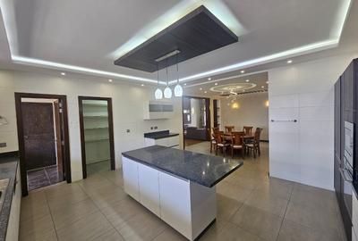 4 Bed Apartment with En Suite in Parklands - 4