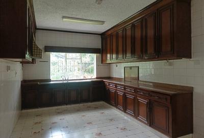 4 Bed House with En Suite in Rosslyn