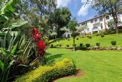 5 Bed Villa with En Suite in Nyari