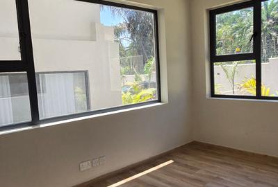 5 Bed Townhouse with En Suite at Lavington Road - 3