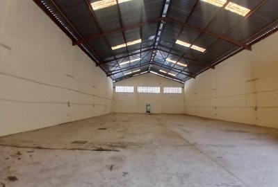 6,000 ft² Warehouse with Parking in Industrial Area