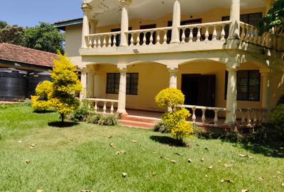 5 Bed House with En Suite at Ridgeways Lane - 2
