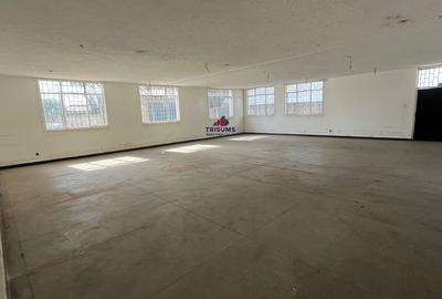 5,000 ft² Warehouse with Parking in Industrial Area