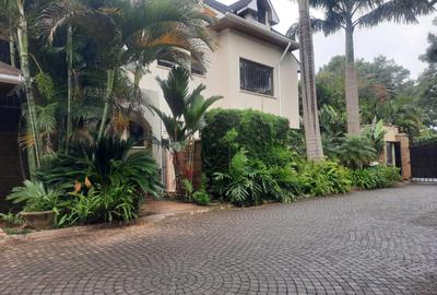 5 Bed Townhouse with En Suite in Lavington - 2