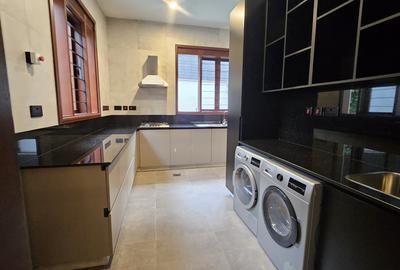 5 Bed House with En Suite in Runda