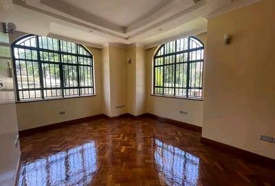 5 Bed Villa with En Suite in Dennis Pritt